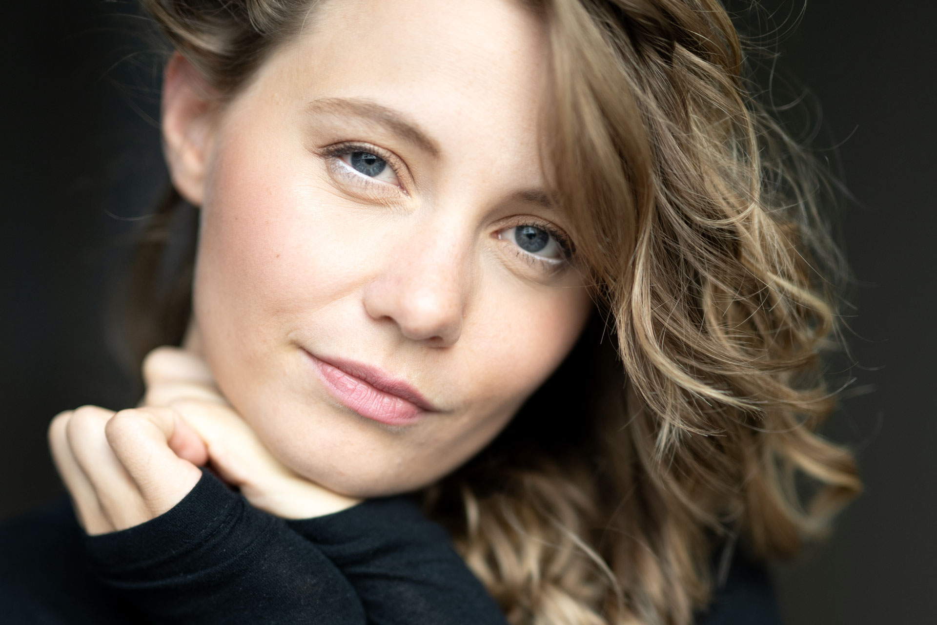 Porträt Fotografie einer Frau mit langen, blonden Haaren