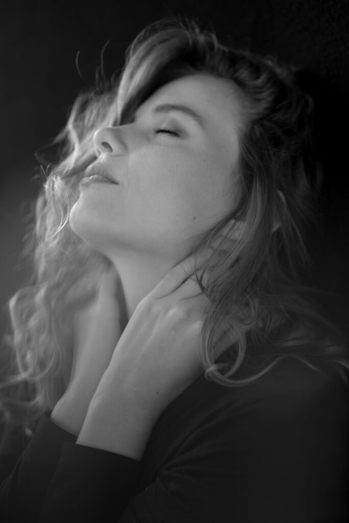 Schwarzweiss Fotografie einer Frau mit langen, blonden Haaren