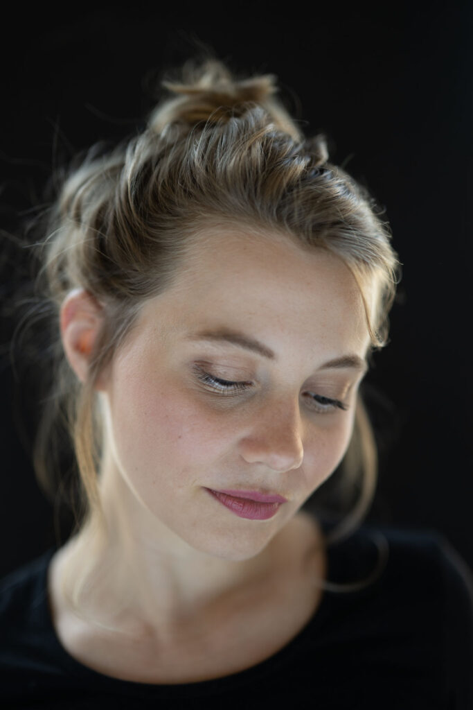 Porträt einer Frau mit zusammengebundenen blonden Haaren